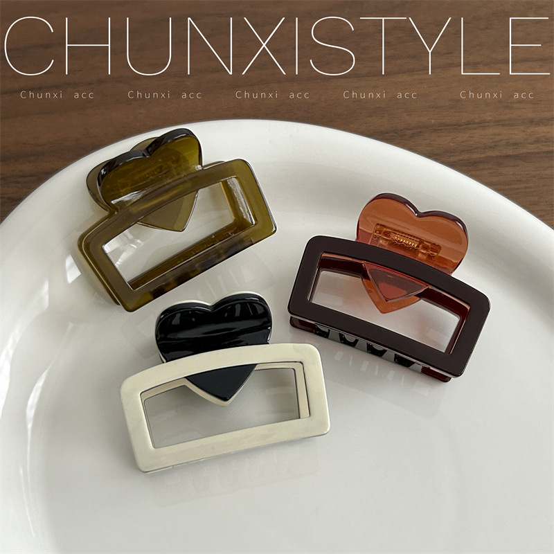 A simple heart-shaped acetate clip at the back of the head, a small ponytail shark clip, a high-end hairpin and hair accessory for women full figure