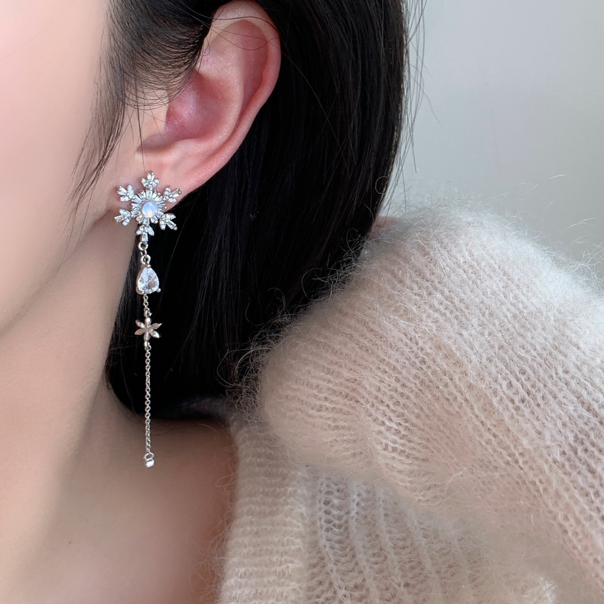 Asymmetrical snowflake zircon tassel earrings, simple and long earrings in a cold and aloof style for women, exquisite stud earrings, and high-end earrings Application Scenario