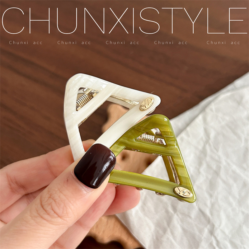 YD Korean version gold label acetic acid striped triangular grab clip, simple updo, semi-grab shark clip, personalized and high-end headwear Application Scenario