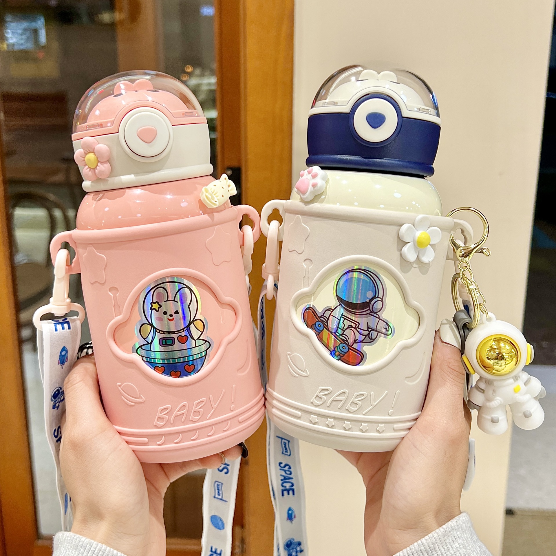 The 316 food-grade straw water cup is a popular children's insulated cup. It is cute and convenient to carry diagonally. It is a special water bottle for babies to go to school details Picture