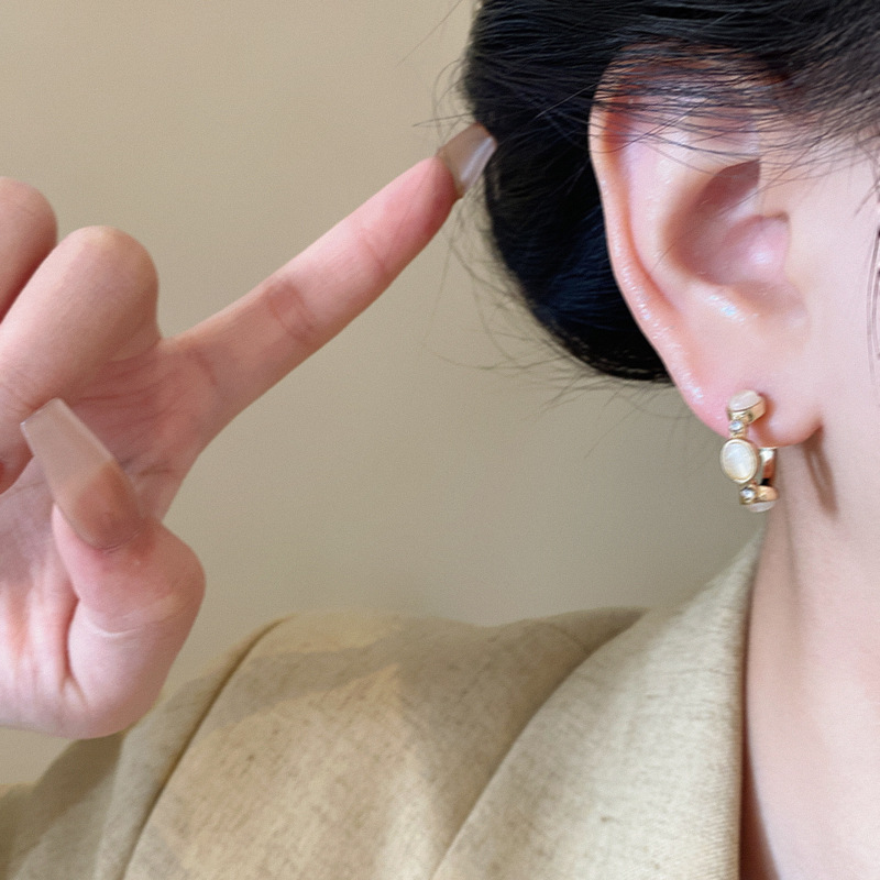The stylish cat's eye stone ear studs from Dongdaemun, South Korea, are a high-end design for women. The C-shaped earrings are fashionable and popular, as well as personalized earrings Application Scenario