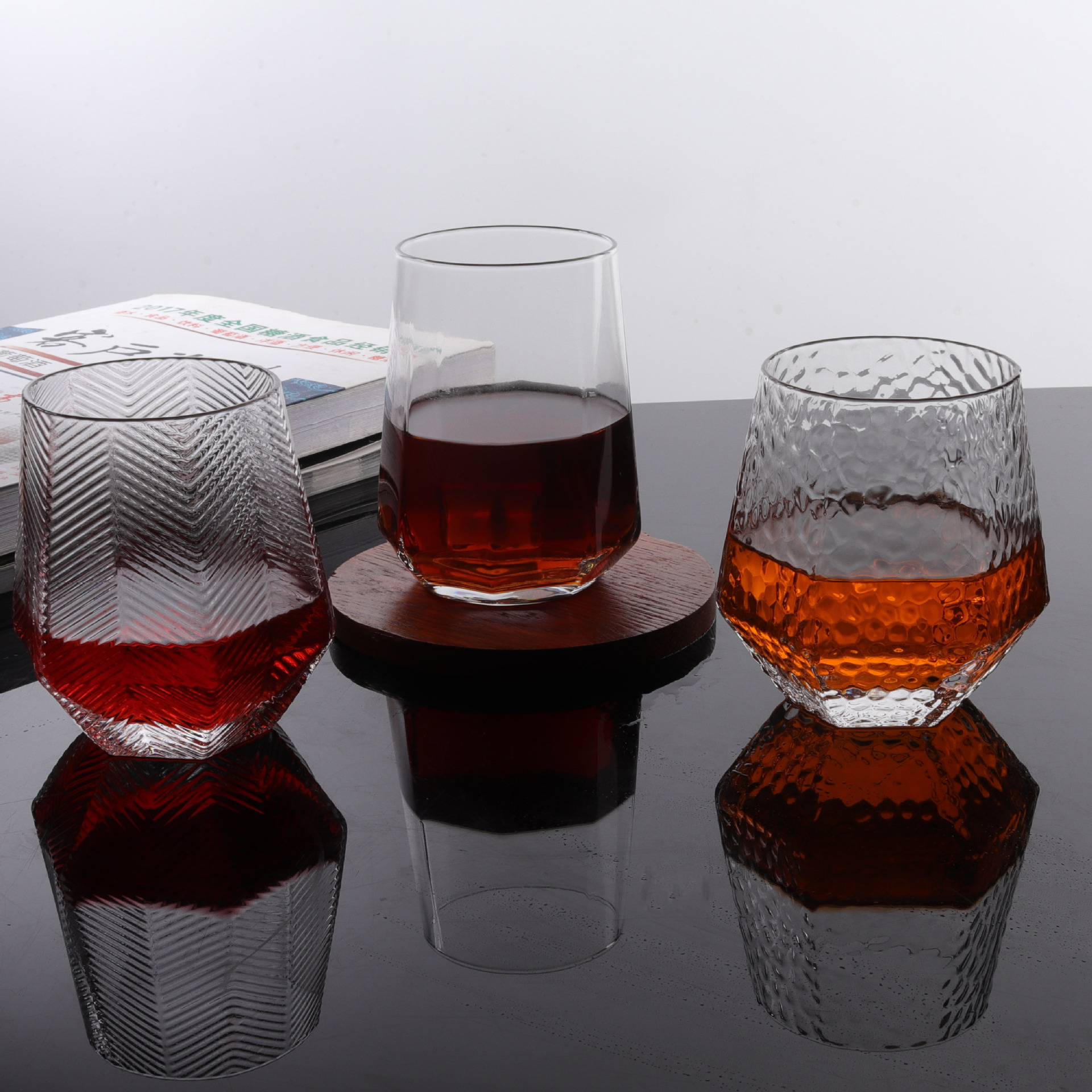 Internet-famous InS-style hexagonal diamond hammered diagonal glass cup, transparent hexagonal cup, home coffee, milk and juice cup Application Scenario