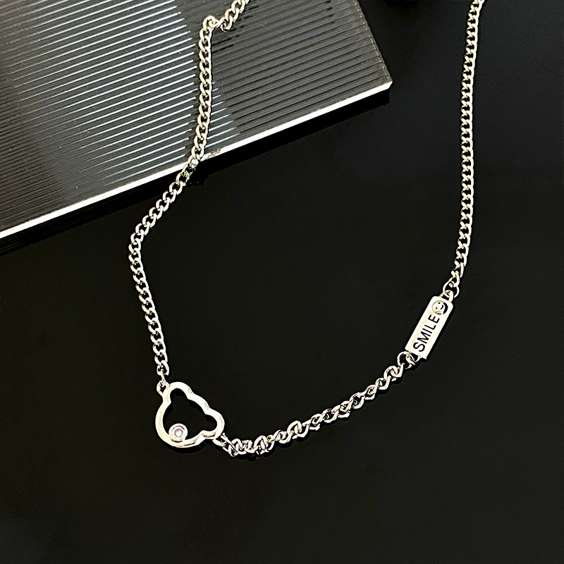Versatile bear necklace, women's light luxury and niche design sense collarbone chain, Instagram hip-hop accessory 2023 New style Application Scenario