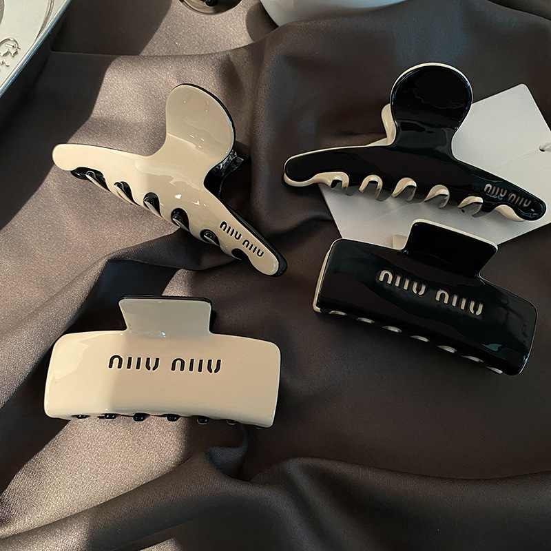 A new miumiu hair clip headpiece with a high-end square square feel, featuring an acetic acid claw clip at the back of the head for women details Picture