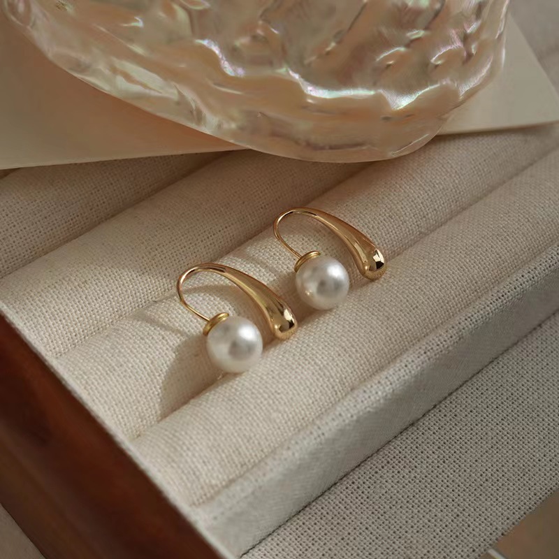 Simple and niche metal pearl stud earrings for women, 2025 new style, trendy, high-end and fashionable design sense earrings, light luxury ears full figure