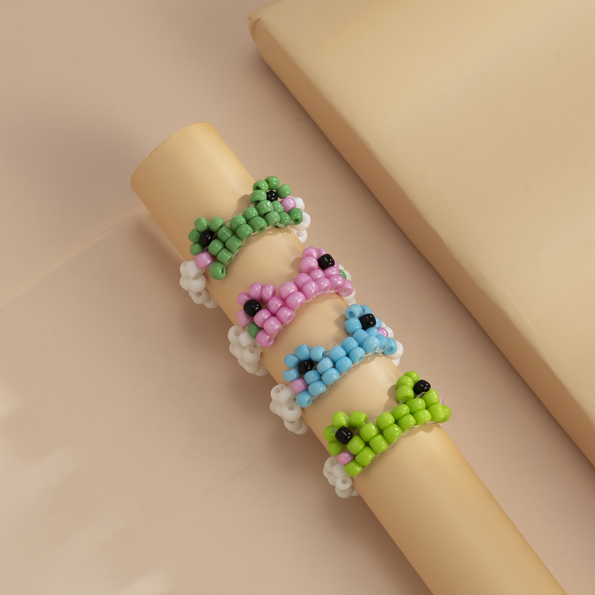 Creative sweet and cool hand-woven little frog collarbone chain, simple European and American country style rice beads, fresh and clean round bead necklace Item Picture