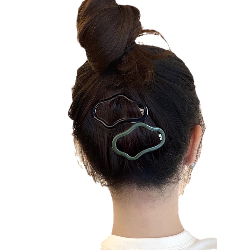 Cloud-shaped hollowed-out hair clips for women in spring and summer, with bangs at the back of the head, a broken hair clip on the side of the forehead, a straight clip, and a bb clip headwear Item Picture