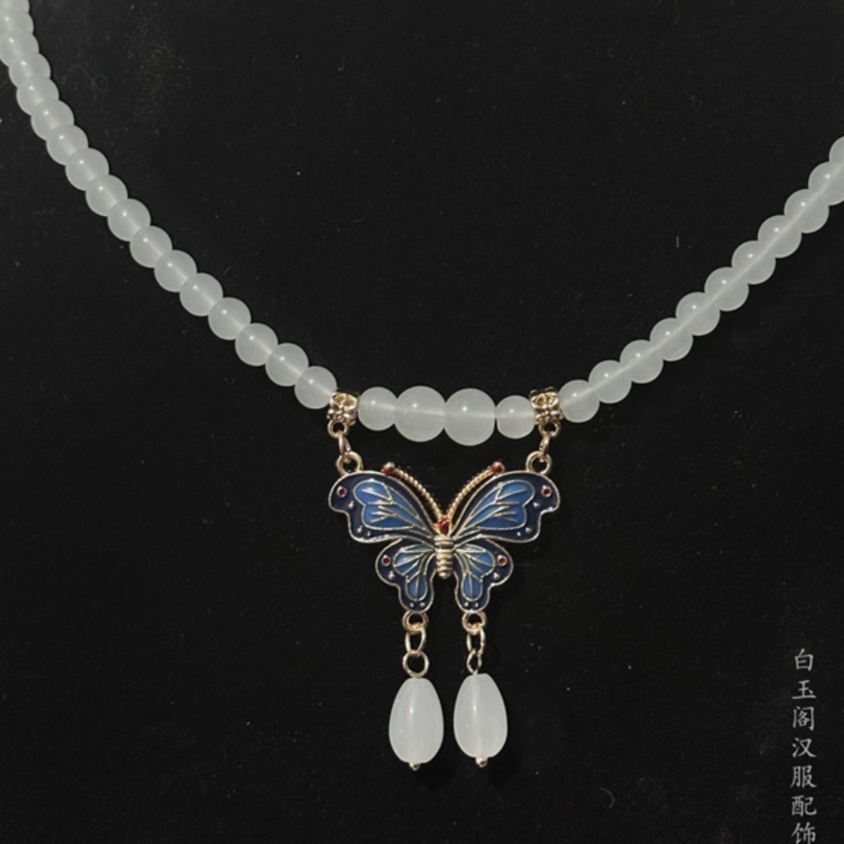 The green butterfly necklace with a niche ethnic style, a retro Zen-inspired beaded chain, and a new Chinese-style long horse face skirt are versatile details Picture