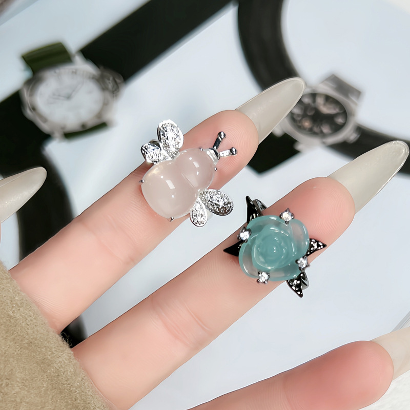 A niche design with an ice-clear blue rose ring, a light luxury and high-end feel for women, and a unique imitation chalcedony retro bee ring details Picture