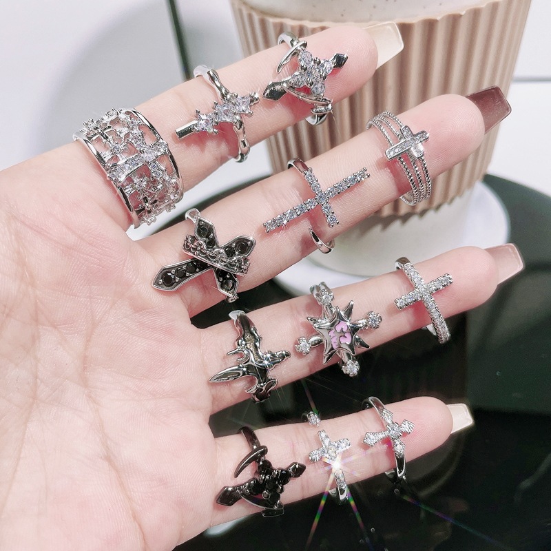 A retro cross punk, dark and unique open-mouth ring for women's fashion, a niche Instagram cold style index ring full figure