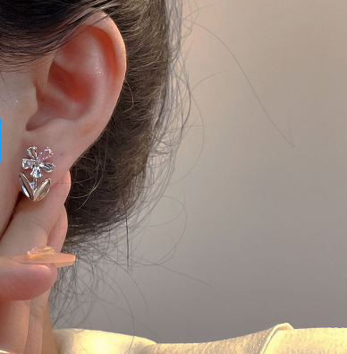s925 Sweet and Cool Style Zircon flower stud earrings for women, with a niche design sense, light luxury, small and high-end feel, versatile new earrings Application Scenario