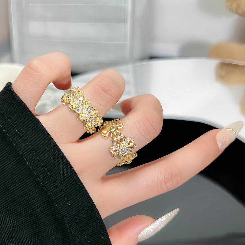French light luxury retro four-leaf clover hollowed-out design open ring, a sophisticated and versatile ring with a unique feminine charm full figure