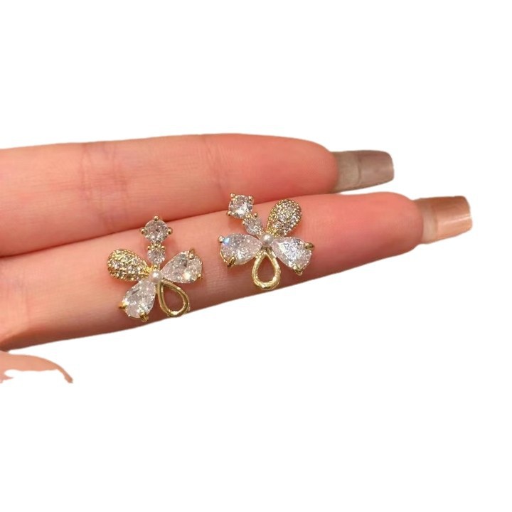 Light luxury design, forest-themed flower and white stone style, niche and versatile, high-end and exquisite stud earrings 2025 new style earrings Item Picture