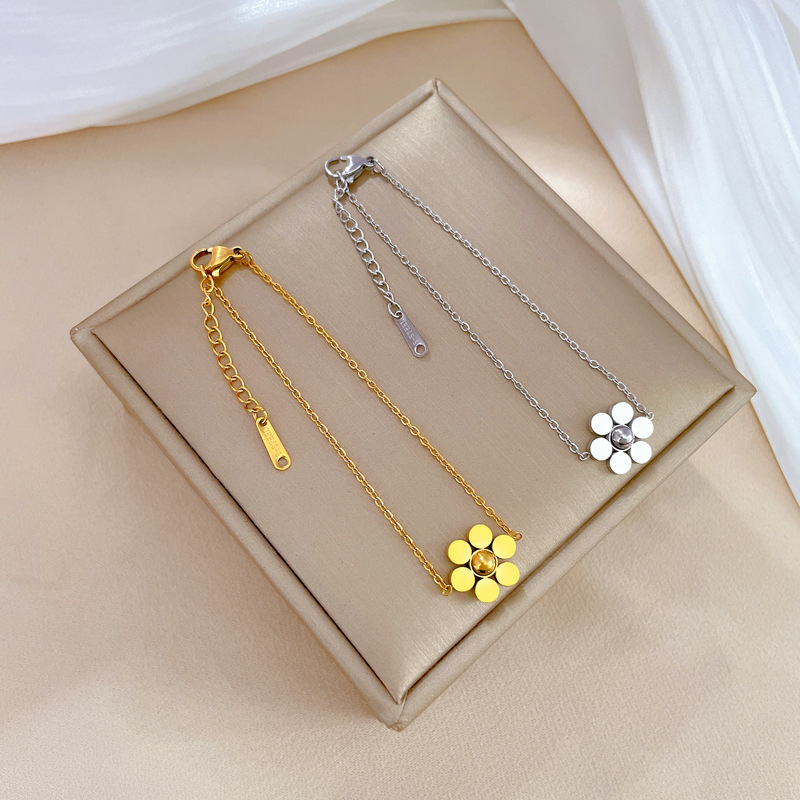 【 All-titanium Steel 】 Dongdaemun Unique round bead six-petal flower chain bracelet, a retro best friend of a female Internet celebrity full figure