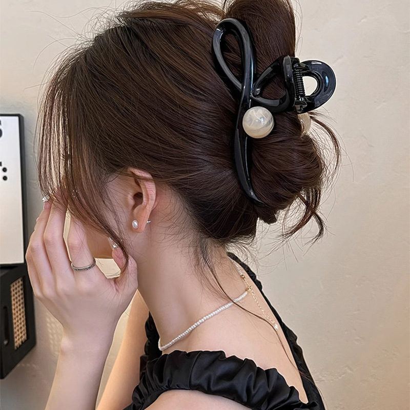 Korean-style simple coffee-colored round bead hair clips for Spring/Summer 2025, elegant large updo, shark clip, high-end and stylish grabber hair accessory details Picture