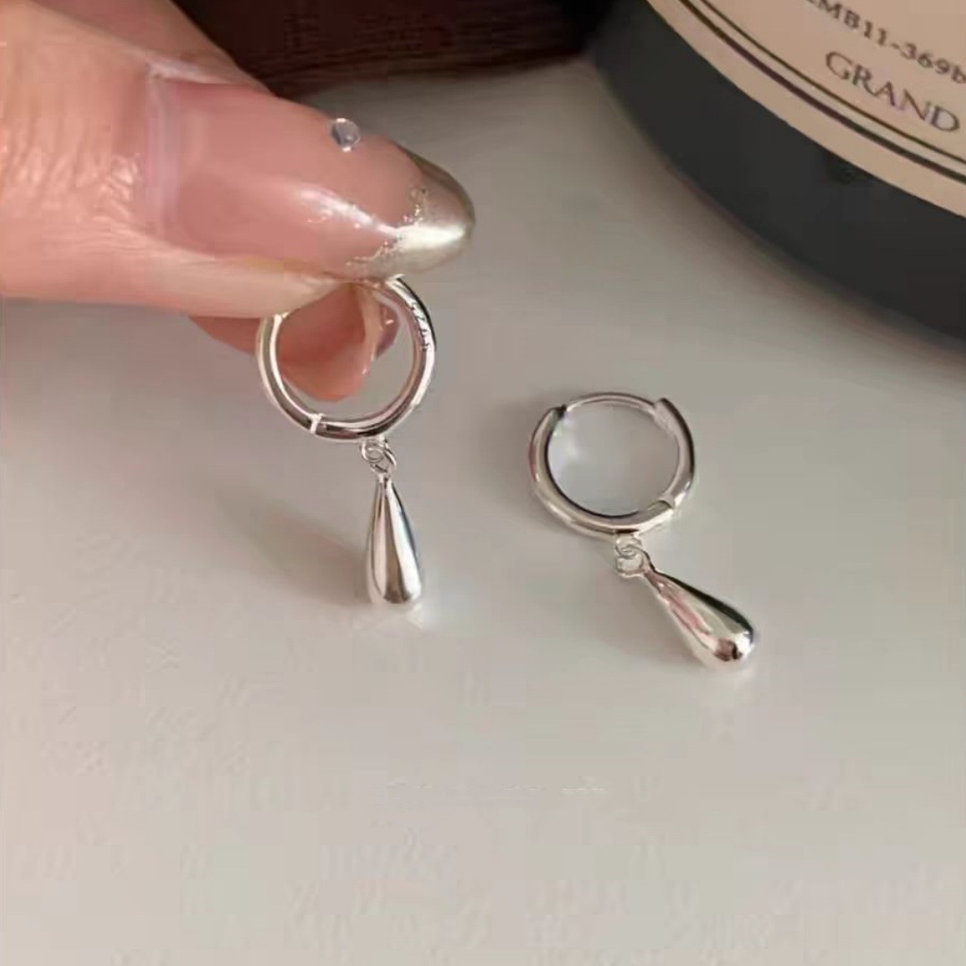 Water drop pendant ear buckles are simple and versatile for women's daily commuting. They are personalized earrings and earrings with a French cool style and a high-quality stud Application Scenario