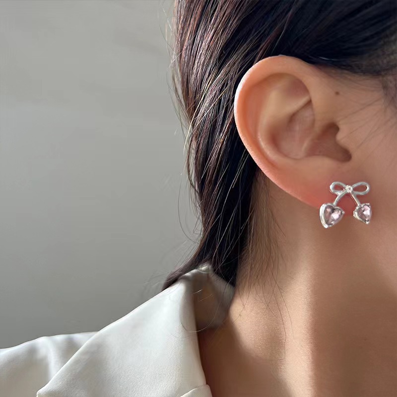 The 2025 new pink zircon heart-shaped bow stud earrings are a light luxury, high-end, versatile and niche design accessory for women details Picture