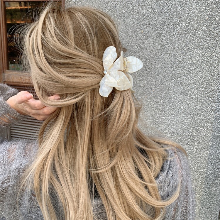 This is a super beautiful three-dimensional bougainvillea clipper with a large hair volume. The new color French light luxury updo shark clipper is exquisite Specification drawing