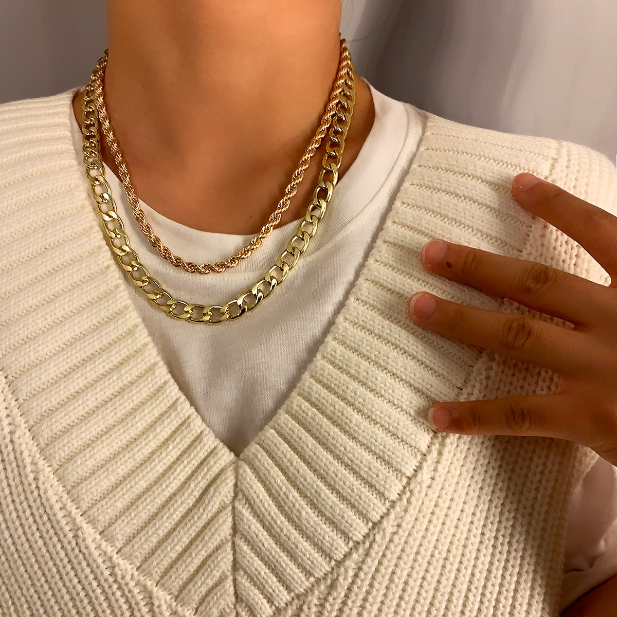 European and American cross-border fashion and creative accessories, personalized street style, metal chain collarbone neck chain, retro and simple necklace full figure