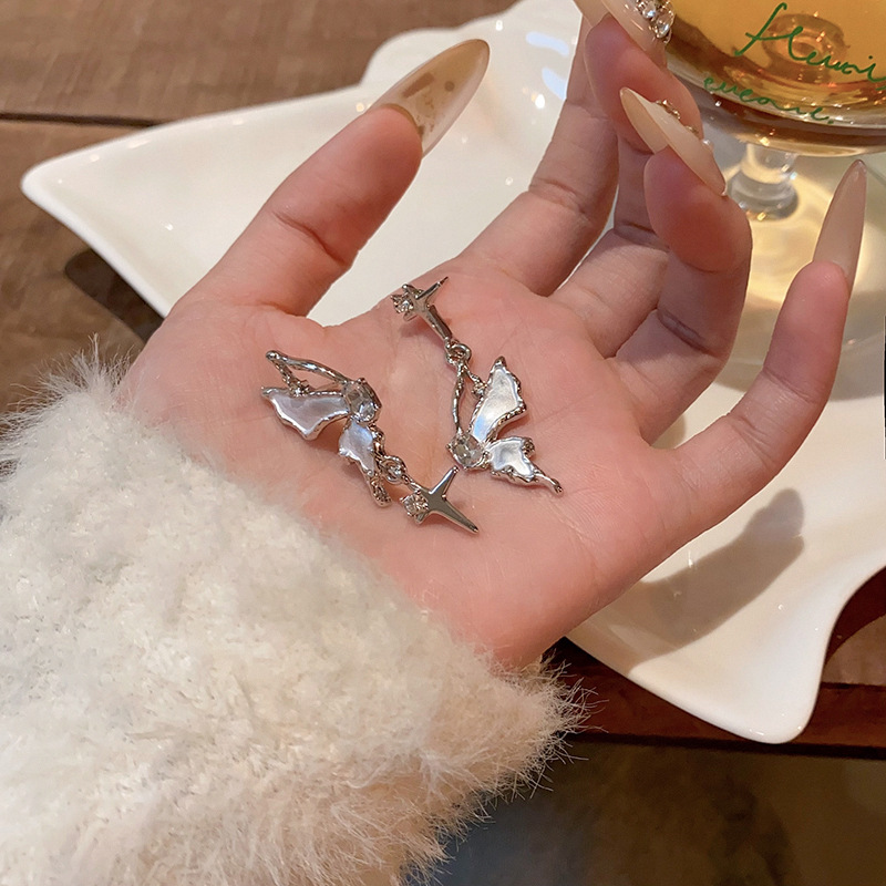 The Zircon butterfly earrings are a light luxury, niche, high-end, retro Hong Kong-style stud earrings that exude a unique charm. They are a popular and stylish earpiece Specification drawing