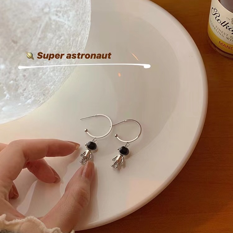 Unique and versatile, sweet and cool, trendy astronaut earrings, asymmetrical stud earrings, ins design sense, fashionable and niche earrings full figure