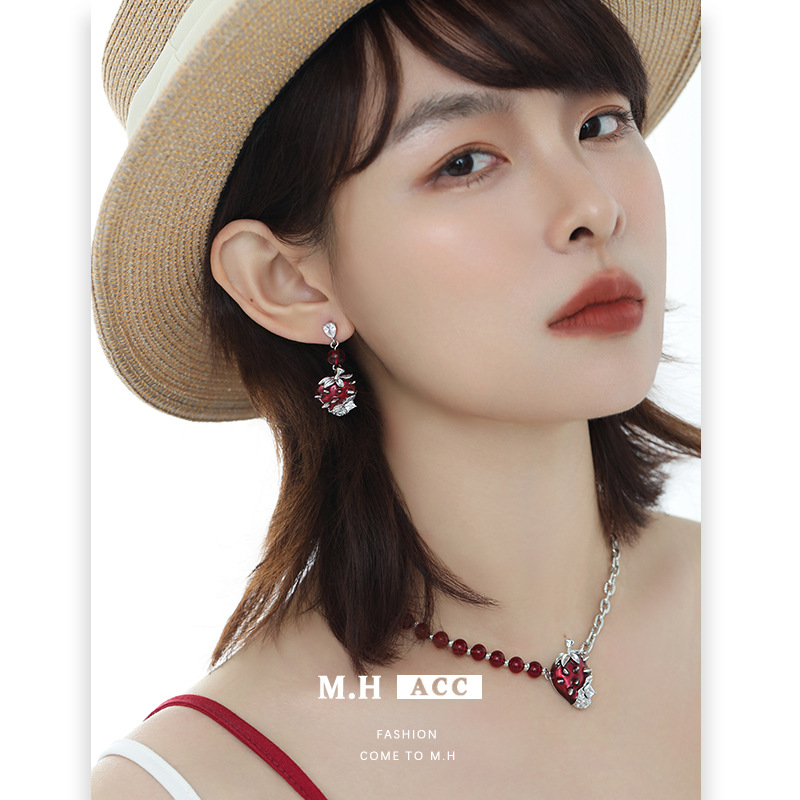 Original design Thorn Strawberry series, niche, exquisite, high-end, fashionable new sweet and cool style rings, earrings and necklaces Specification drawing
