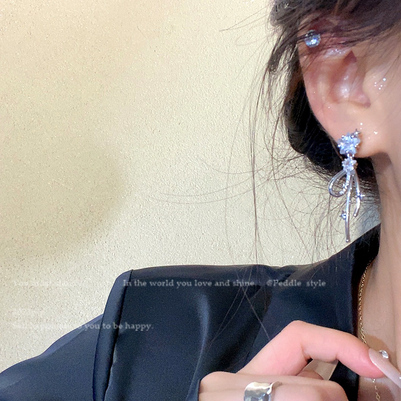 Japanese and Korean micro-inlaid star-shaped elegant earrings, women's tassel long, light luxury and high-end style ear studs, exquisite and cold style earrings Specification drawing