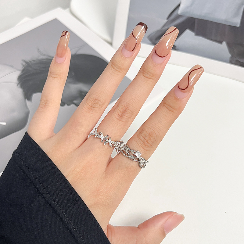 This is a high-end and delicate thorny open-top ring designed by a niche brand from Japan and South Korea. It is a cool and individualistic, light luxury and trendy ring for women on Instagram Specification drawing