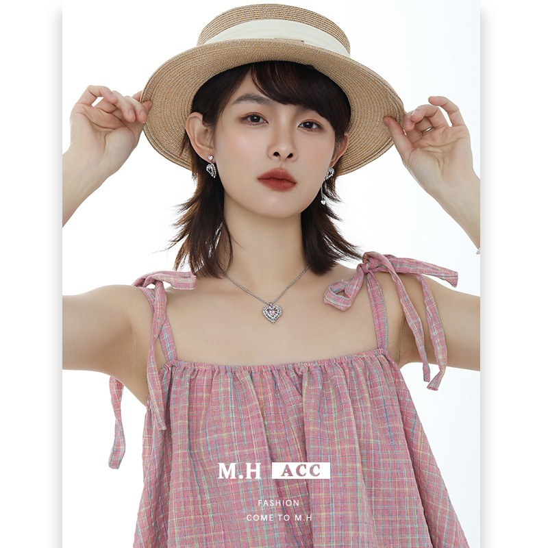 Original design, sweet and cool style, sharp thorns, heart-shaped necklace, women's light luxury, exquisite fashion, high-end sense, zircon collarbone chain details Picture