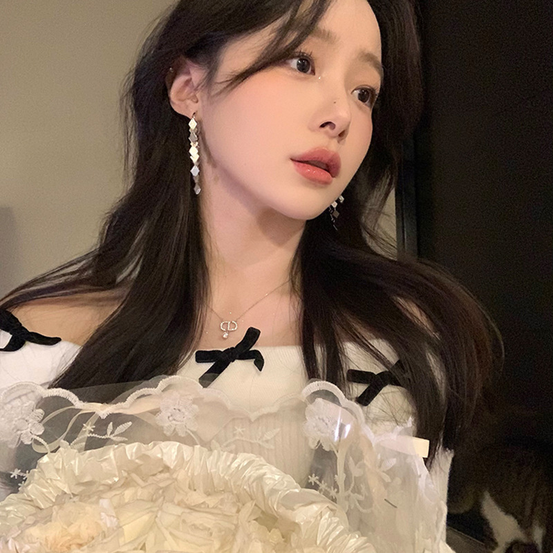 Autumn and winter diamond-shaped tassel earrings for women, light luxury, versatile, high-end and elegant. The ear buckles are super shiny and can show off your face Specification drawing