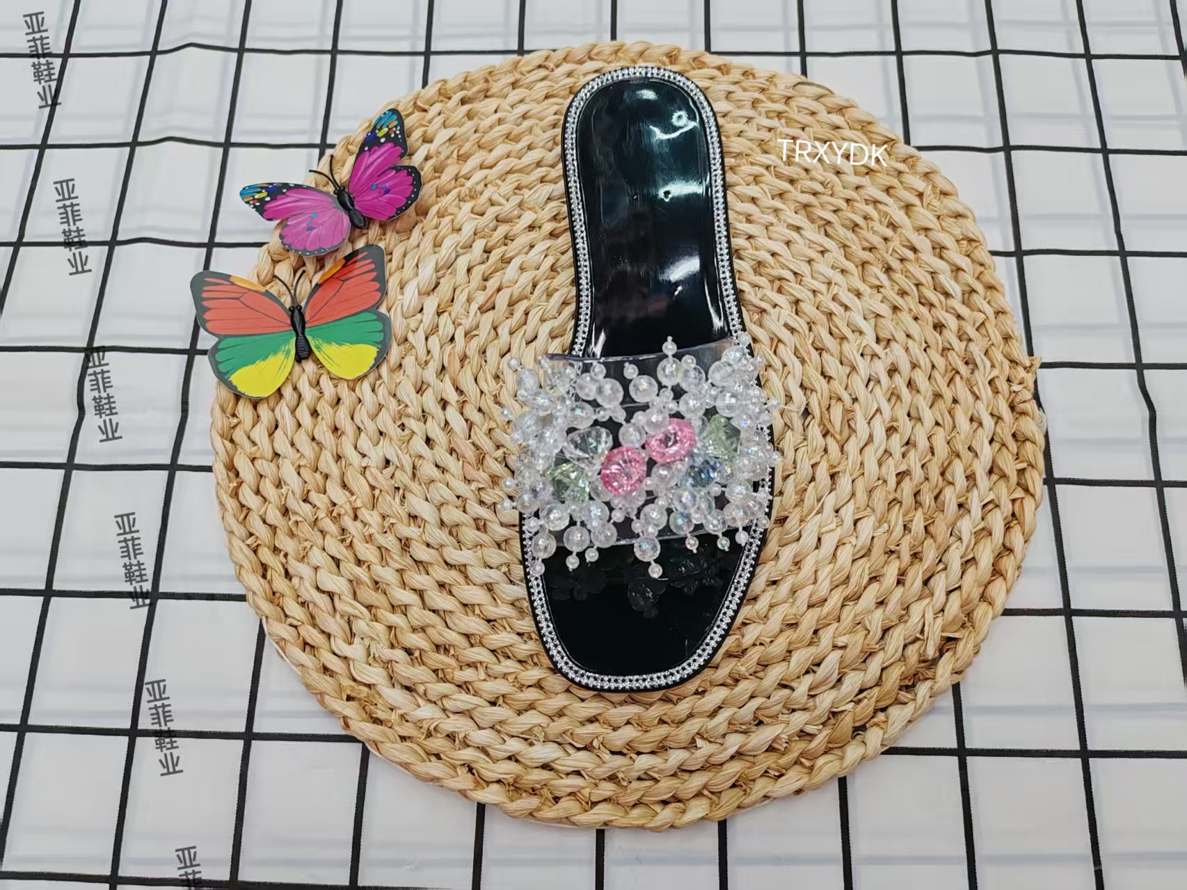 New transparent water diamond flat flip-flops for summer 2025