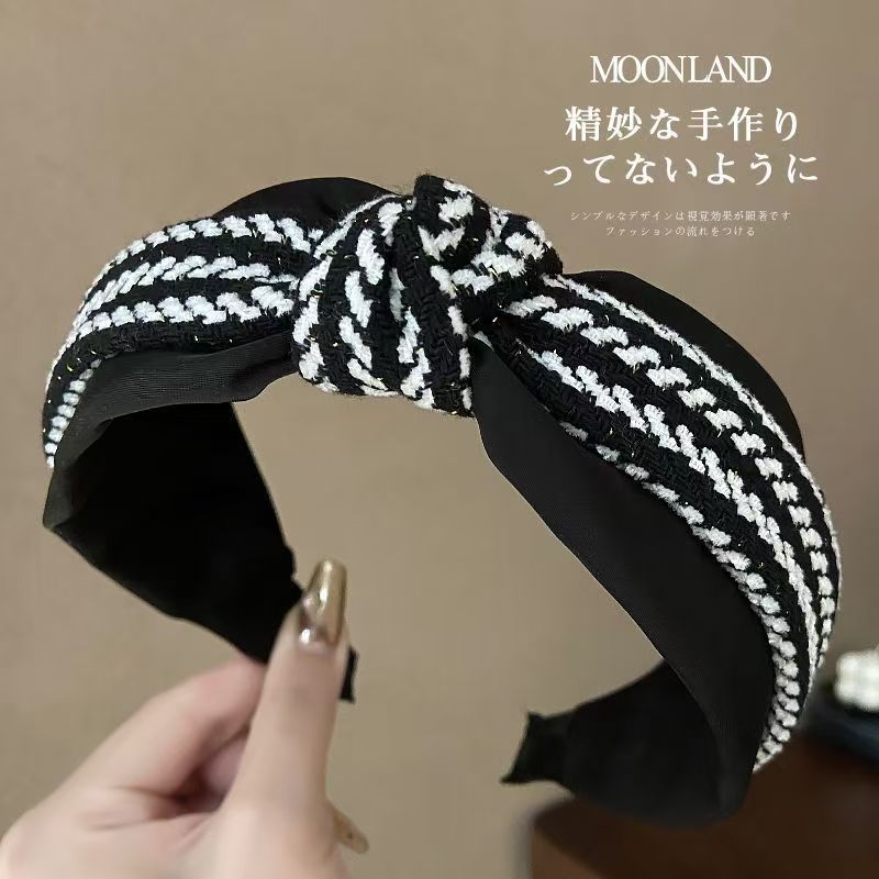 The new autumn and winter collection features a small chanel-style knotted hairband for women with wide edges, a retro double-layer hairpin, and a high-end, elegant fabric headband Specification drawing