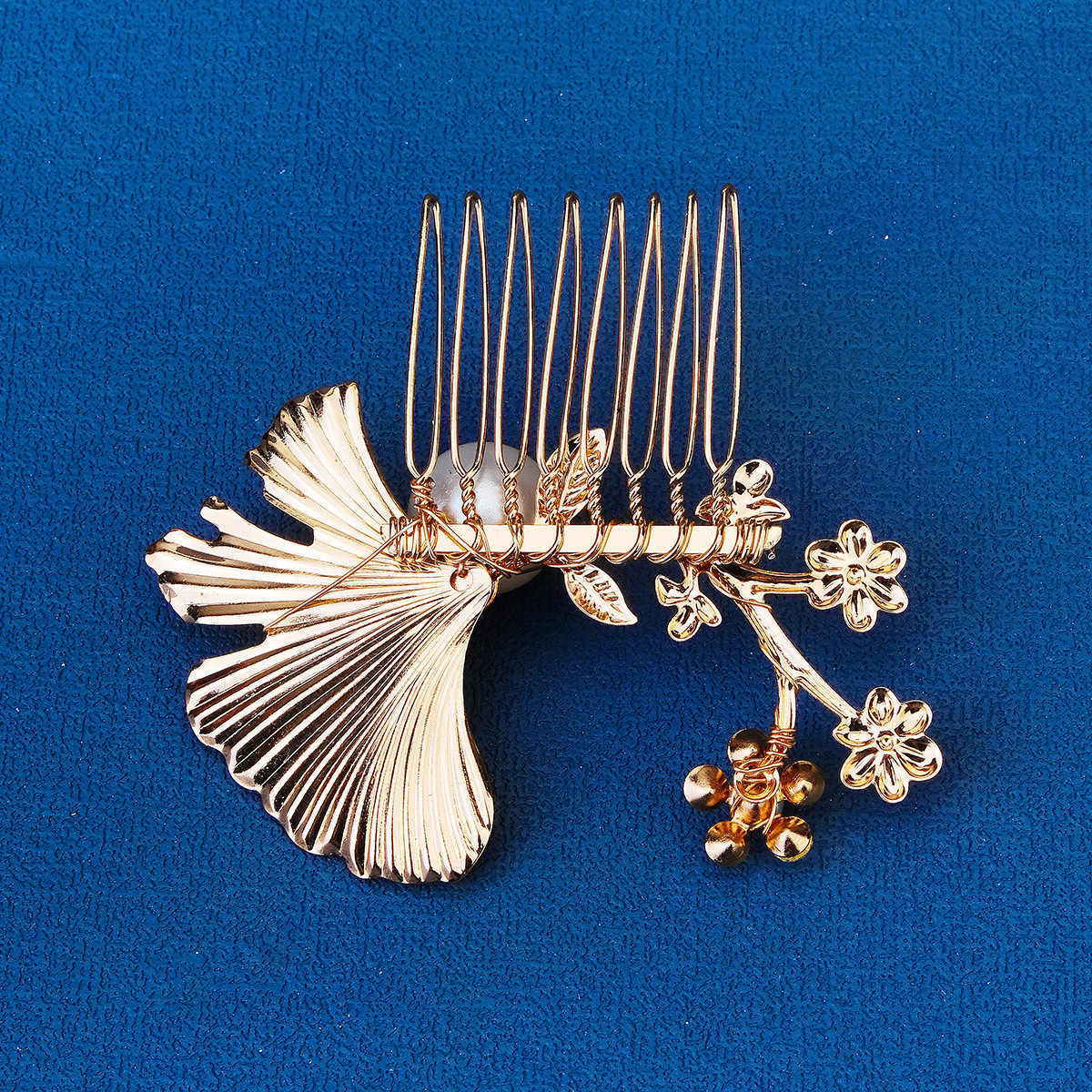 New Chinese-style bride's headwear, golden alloy insert comb, Xiuhe dress, retro forest-themed beautiful hair accessory, pearl coil, hair comb Application Scenario