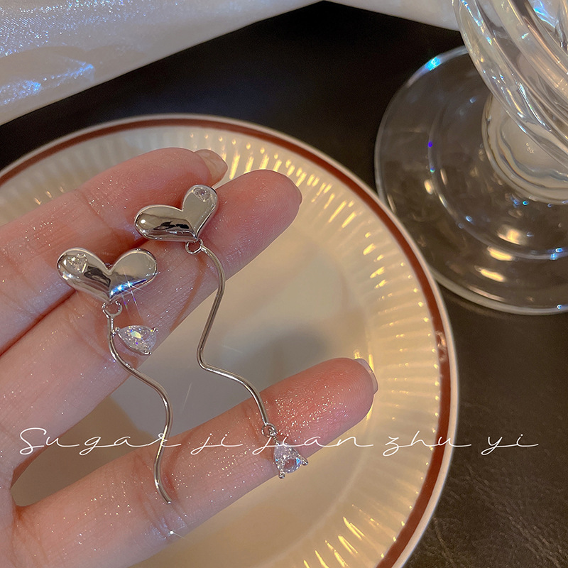 The Instagram heart-shaped asymmetrical and cold style stud earrings exude a strong sense of sophistication, while the sweet and cool, spicy girl style earrings feature a niche design Specification drawing
