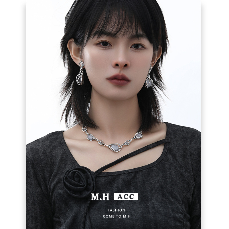 A niche design water drop pendant necklace, light luxury, original and cold ins collarbone chain, a fresh and cute necklace for women full figure