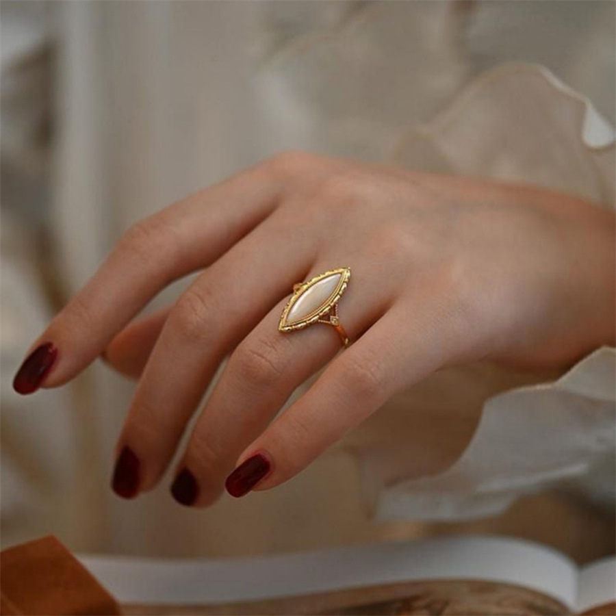 French retro white mother-of-pearl ring, women's light luxury high-end open index finger ring, niche design, versatile heavy ring Application Scenario