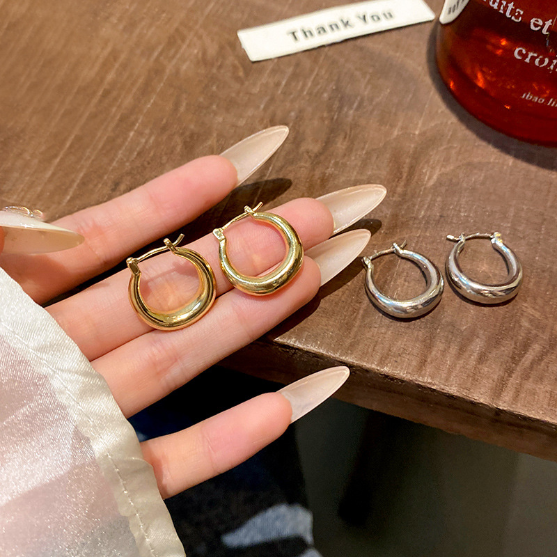 Simple and plain metal circle earrings, women's light luxury and niche design sense ear rings, versatile, high-end and elegant ear accessories full figure