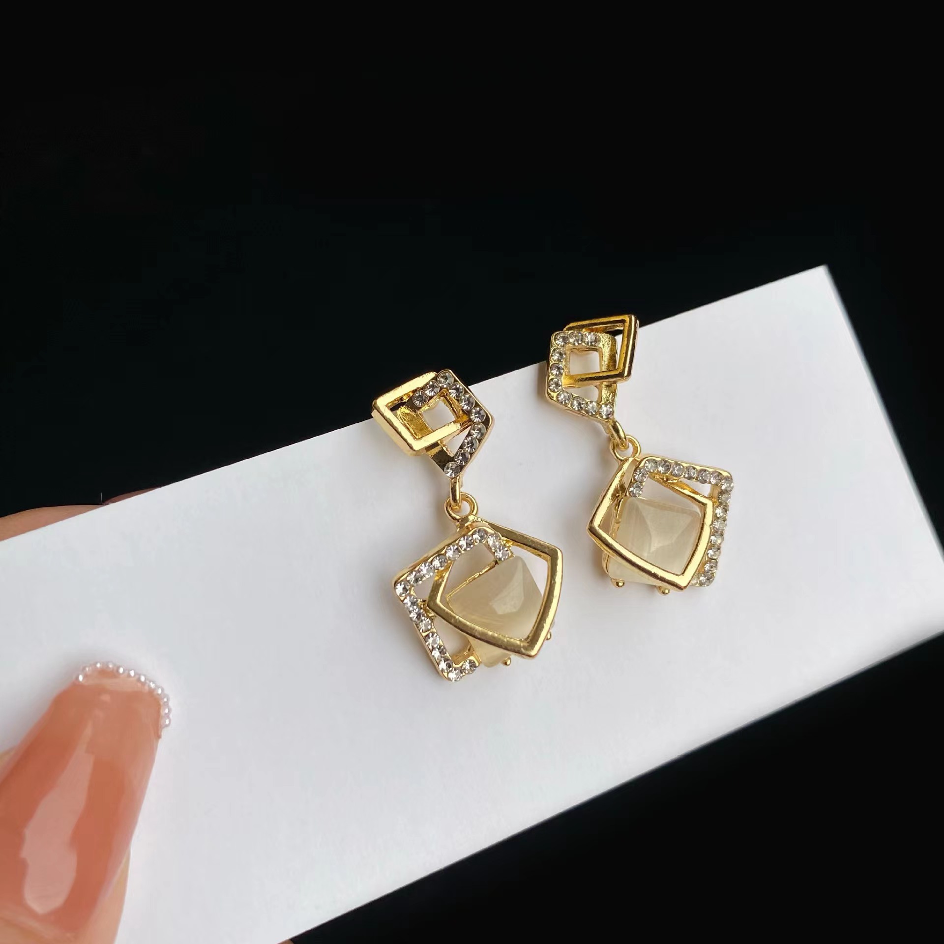 Geometric light luxury earrings, women's Western-style earrings, new Spring/Summer 2025 trendy and fashionable stud earrings, niche high-end earrings Specification drawing