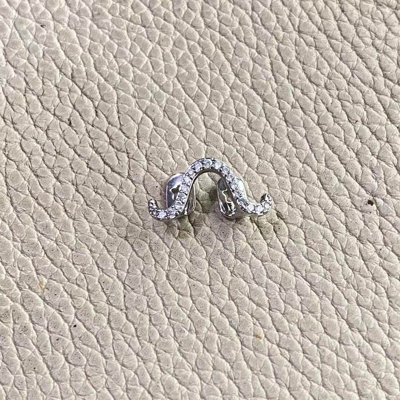 This is a niche design with a twisted wavy Mobius shape and polished zircon double braces for couples. It is suitable for both men and women Specification drawing