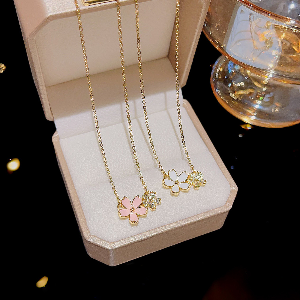 A light luxury and sweet cherry blossom pendant necklace, a versatile and niche design with an InS-style petal collarbone chain necklace accessory details Picture