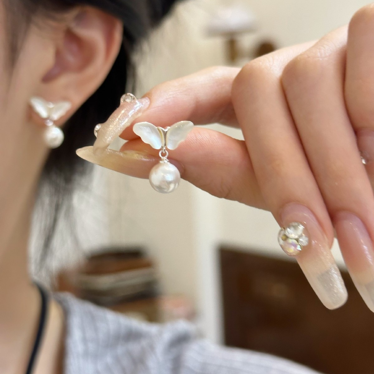 Little Baby Wings ~ Angel Mother-of-Pearl Small Wings Pearl Earrings for Women, light luxury, high-end, versatile and elegant butterfly earrings and earrings full figure