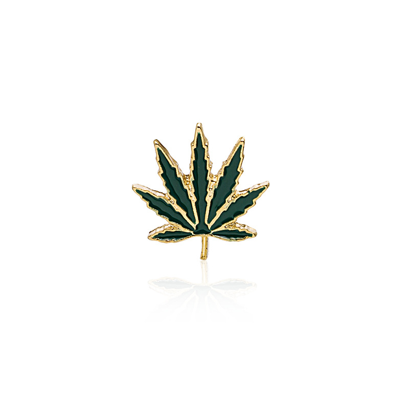 European and American retro brooches and pins, personalized and creative maple leaf alloy oil-dripping leaf badges, direct sales from the manufacturer full figure