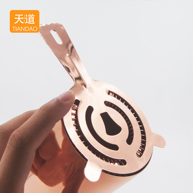 Wholesale stainless steel three-section cocktail shaker set 700ml shaker set with bamboo and wood frame base Application Scenario