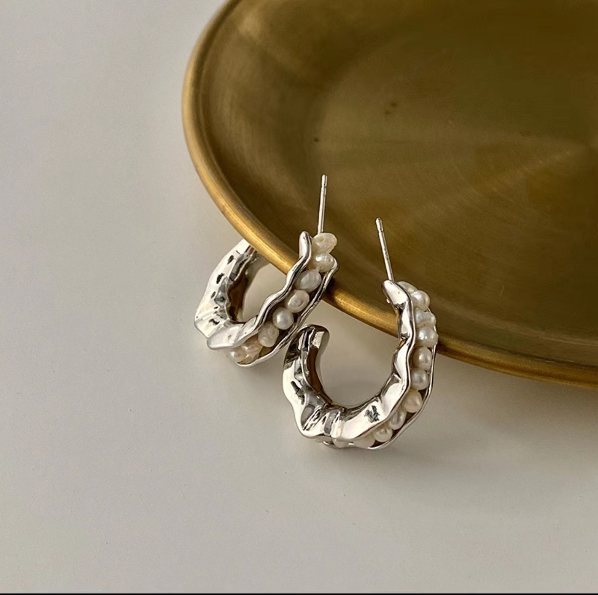 New trendy French retro irregular pearl stud earrings for women, exuding a sense of luxury, sophistication, fashion and individuality details Picture