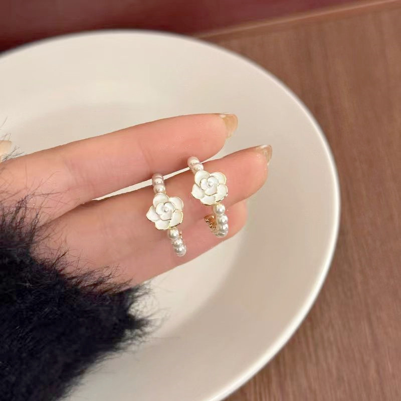 French retro style camellia C-shaped pearl stud earrings for women, a unique, gentle, fashionable and high-end style, new model 2025 Application Scenario
