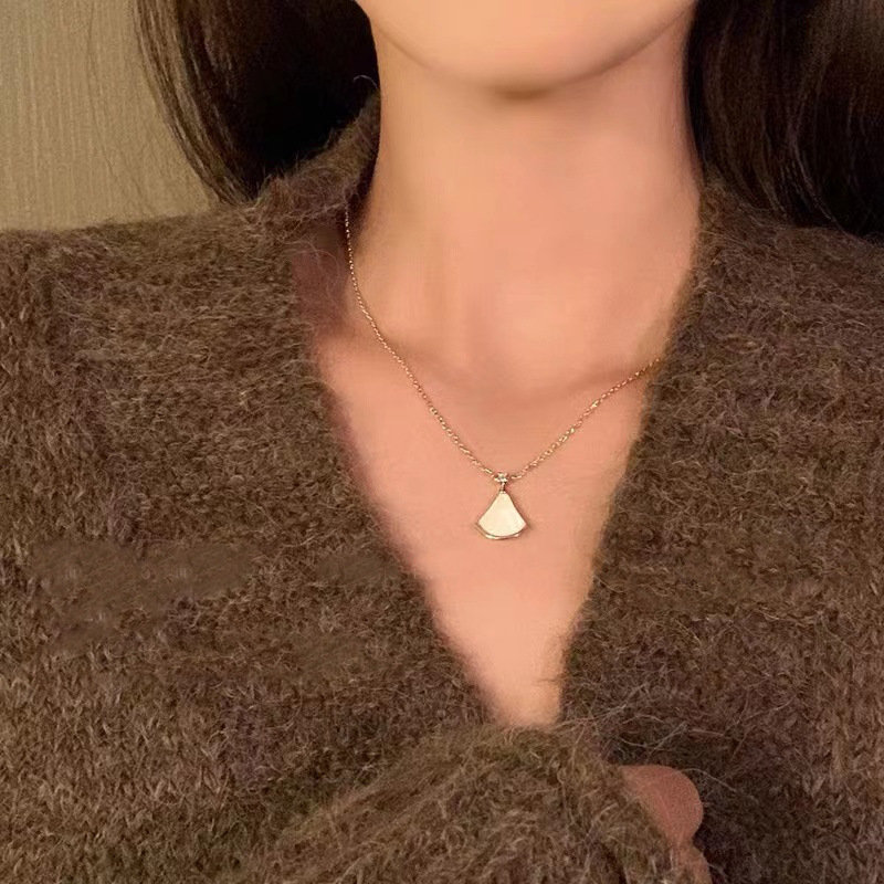 Shell fan pendant necklace, a light luxury and niche design for women's summer, single pendant collarbone chain, a versatile and elegant accessory details Picture