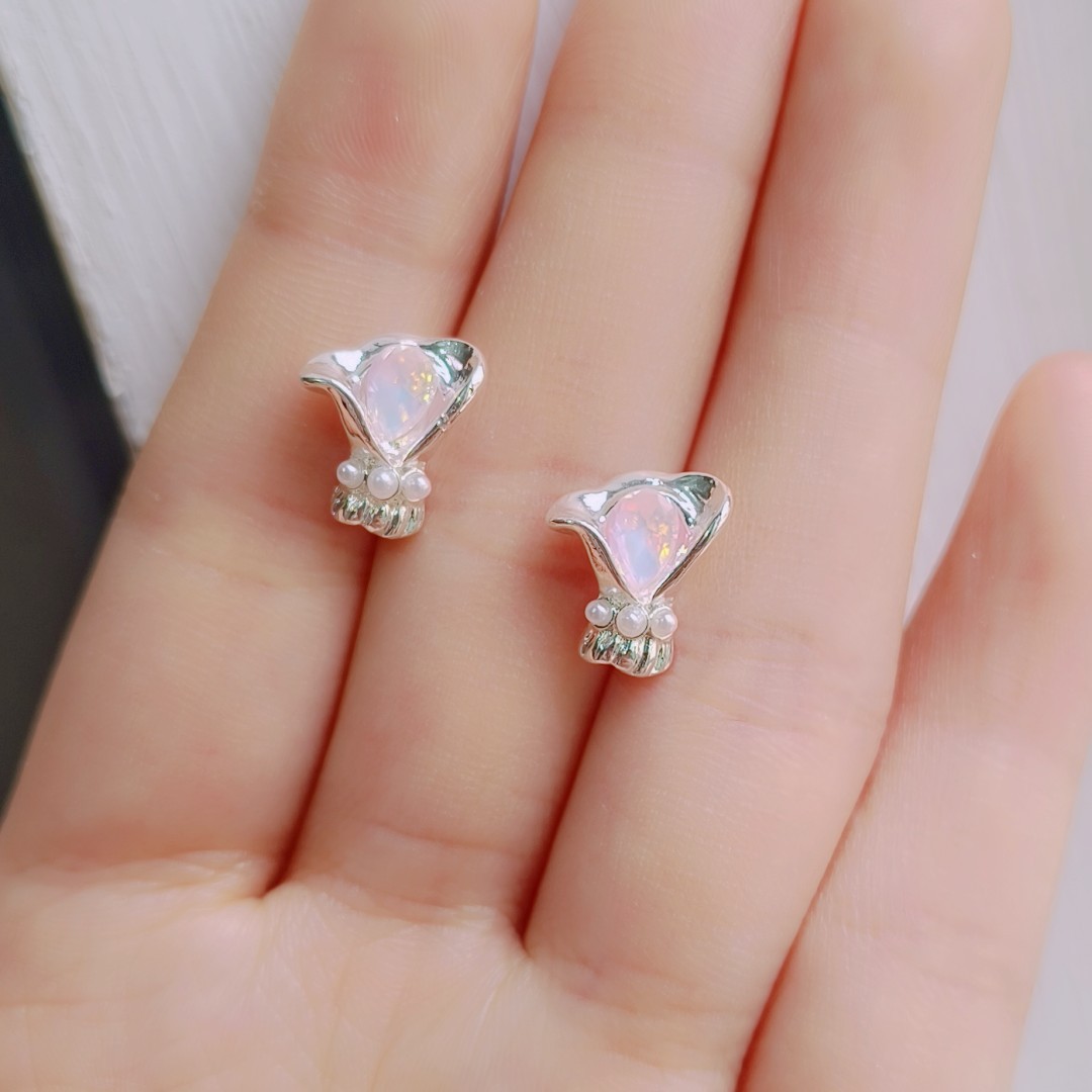 Sweet and niche Korean version, small and romantic pink cat's eye stone flower bouquet stud earrings, versatile and high-end design earrings for women on Instagram full figure