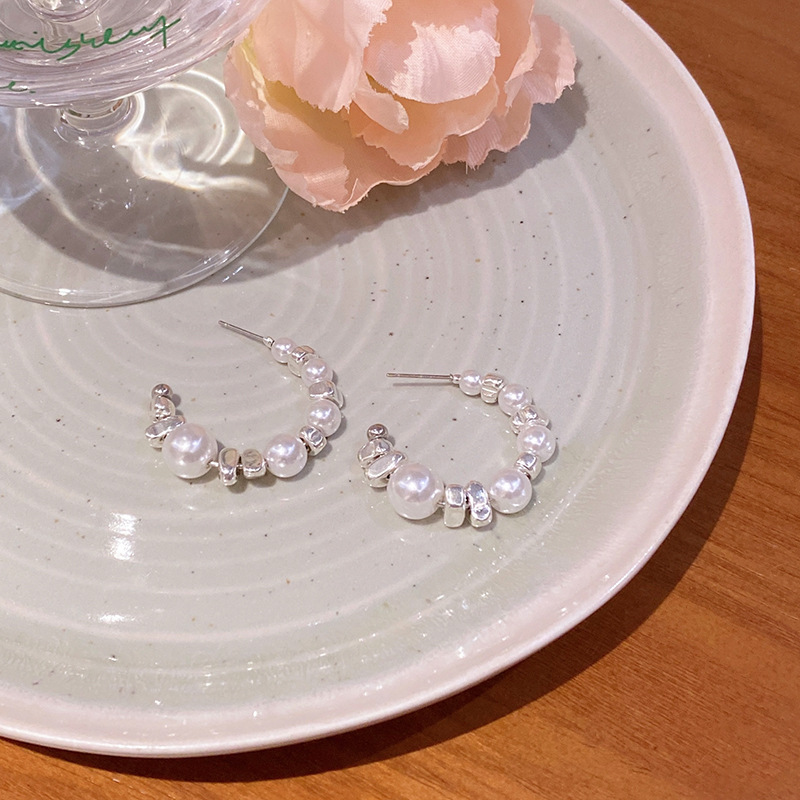 Light luxury, niche design, high-end pearl and silver earrings for women, 2023 new trendy and versatile stud earrings Application Scenario
