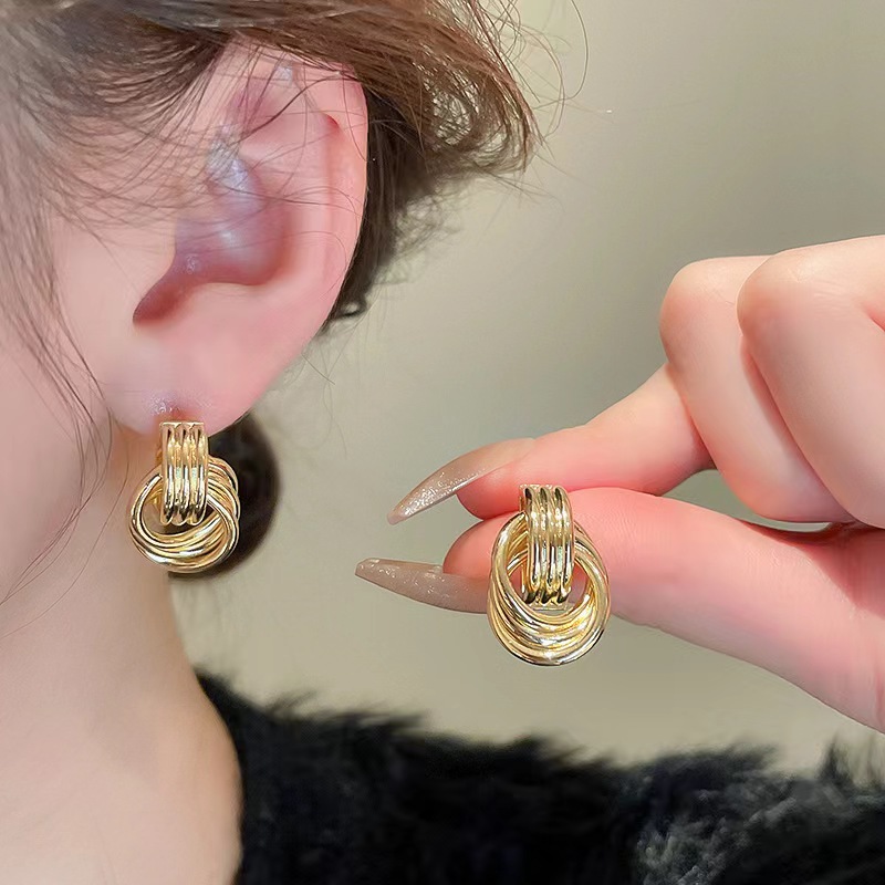 Metallic multi-loop knotted stud earrings for women, trendy European and American style, high-end and versatile, cold style earrings and earrings full figure