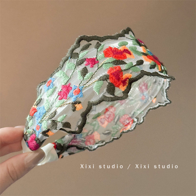 Retro flower-embroidered headband, new Spring/Summer 2025 ethnic style wide-edge headband, high-end headwear, pressure hair clip Application Scenario